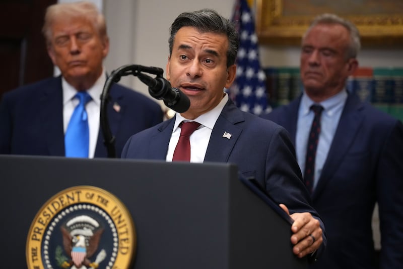 WASHINGTON, DC - SEPTEMBER 22: U.S. President Donald Trump (L) and Health and Human Services Secretary Robert F. Kennedy Jr. (R) look on as Food and Drug Administration Commissioner Dr. Marty Makary (C) delivers remarks during an announcement by President Donald Trump on “significant medical and scientific findings for America’s children” in the Roosevelt Room of the White House on September 22, 2025 in Washington, DC. Federal health officials suggested a link between the use of acetaminophen during pregnancy as a risk for autism, although many health agencies have noted inconclusive results in the research. (Photo by Andrew Harnik/Getty Images)