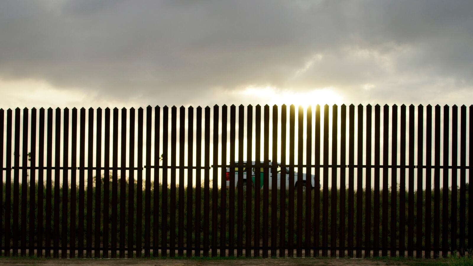 cheats/2017/04/05/builders-submit-trump-border-wall-plans/170405-border-fence-proposals_dtning