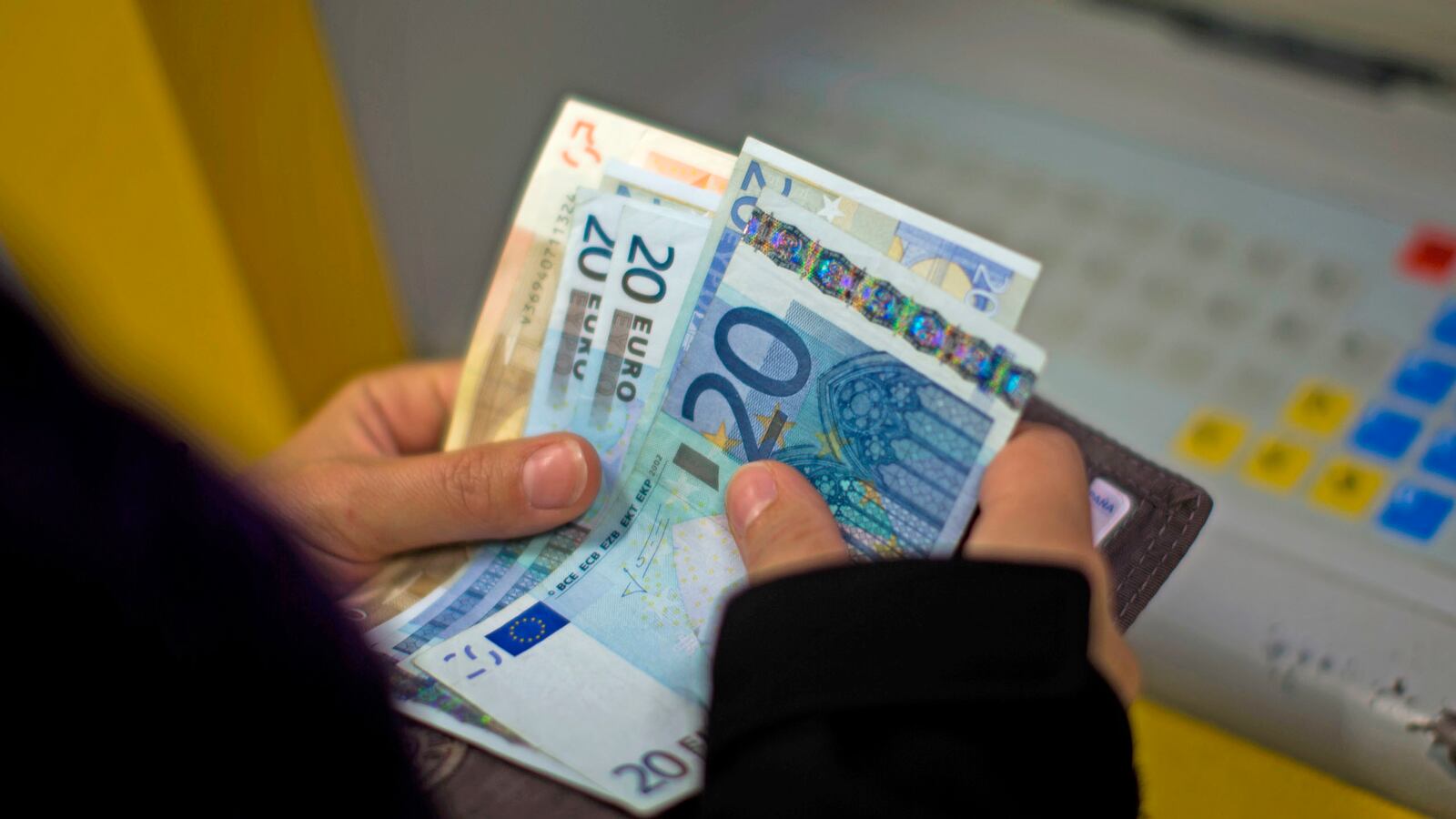 cheats/2013/08/22/eurozone-economy-picks-up-steam/130822-eurozone-economy-cheat_dqtc0x