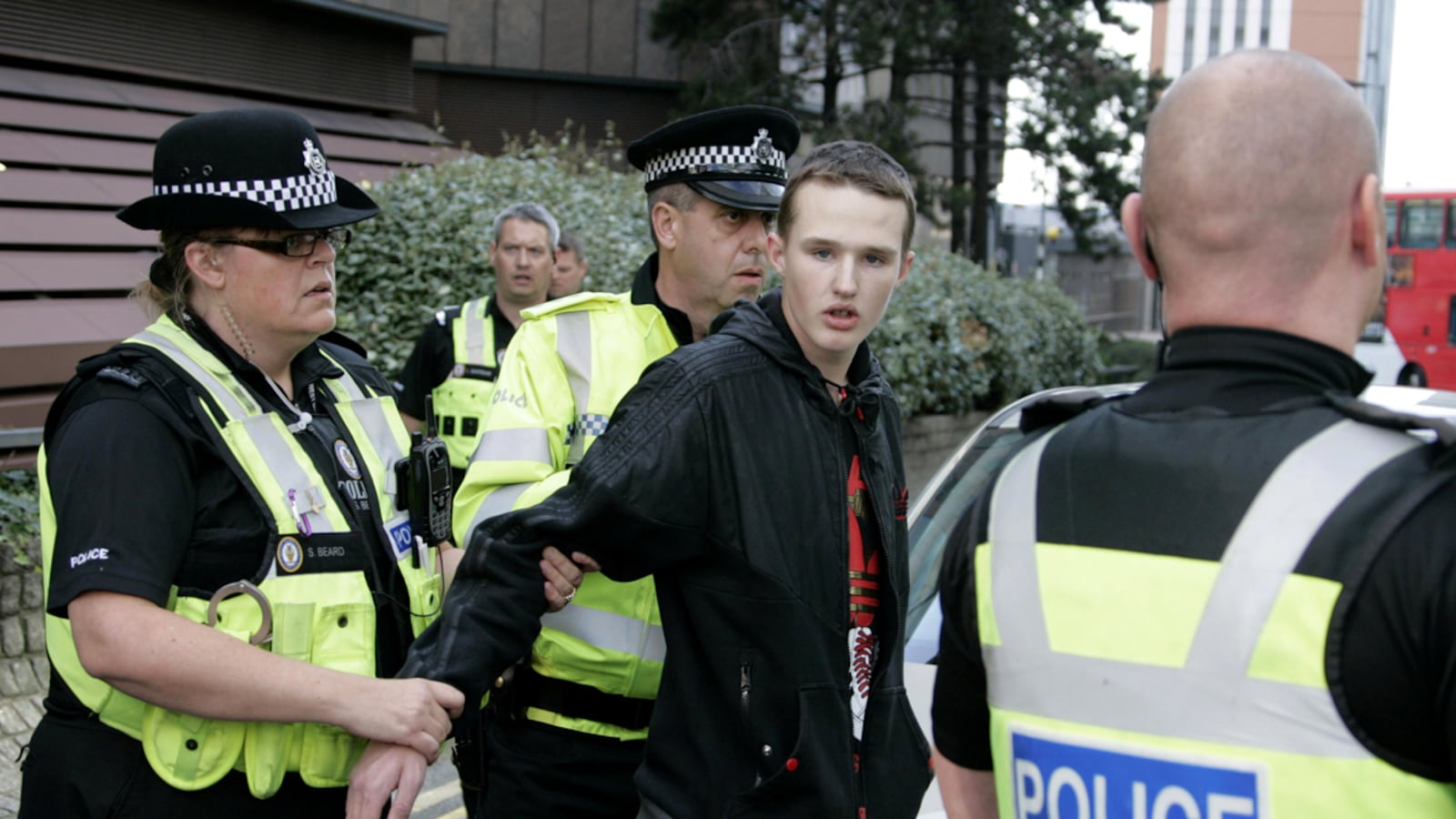cheats/2011/08/10/thousands-of-arrests-strain-uk-legal-system/uk-riots-arrests-police_mf8xm4