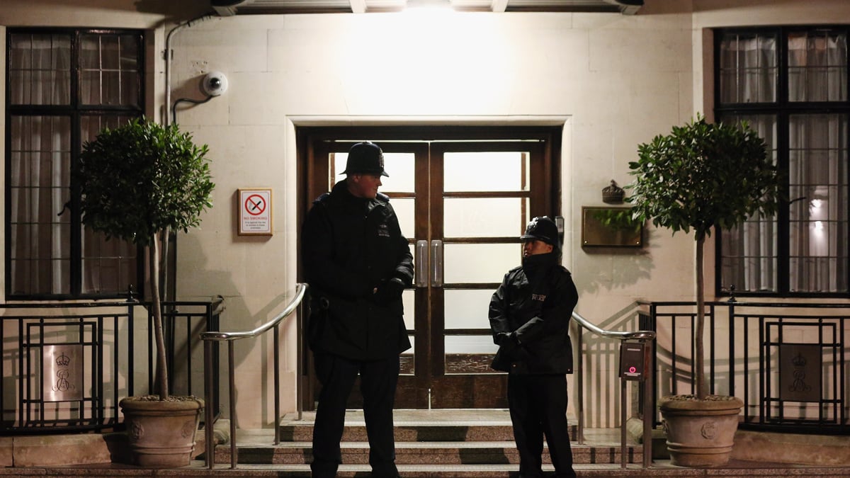 articles/2013/03/04/queen-guarded-by-uk-s-tallest-cop/tall-cop_kjkbu3