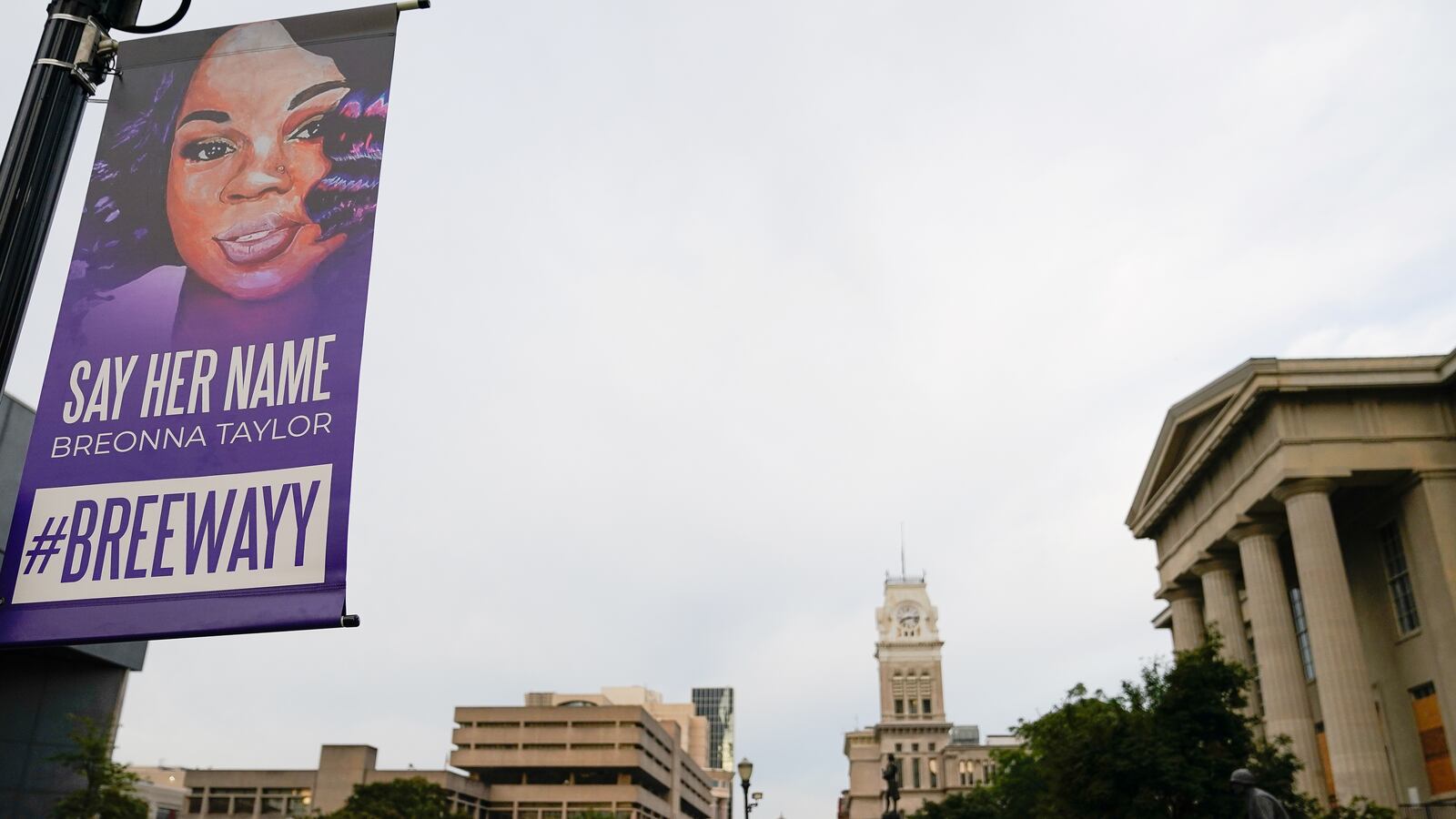 2020-09-23T132218Z_892633118_RC2D4J9BW3ZU_RTRMADP_3_GLOBAL-RACE-USA-LOUISVILLE_poc6ob