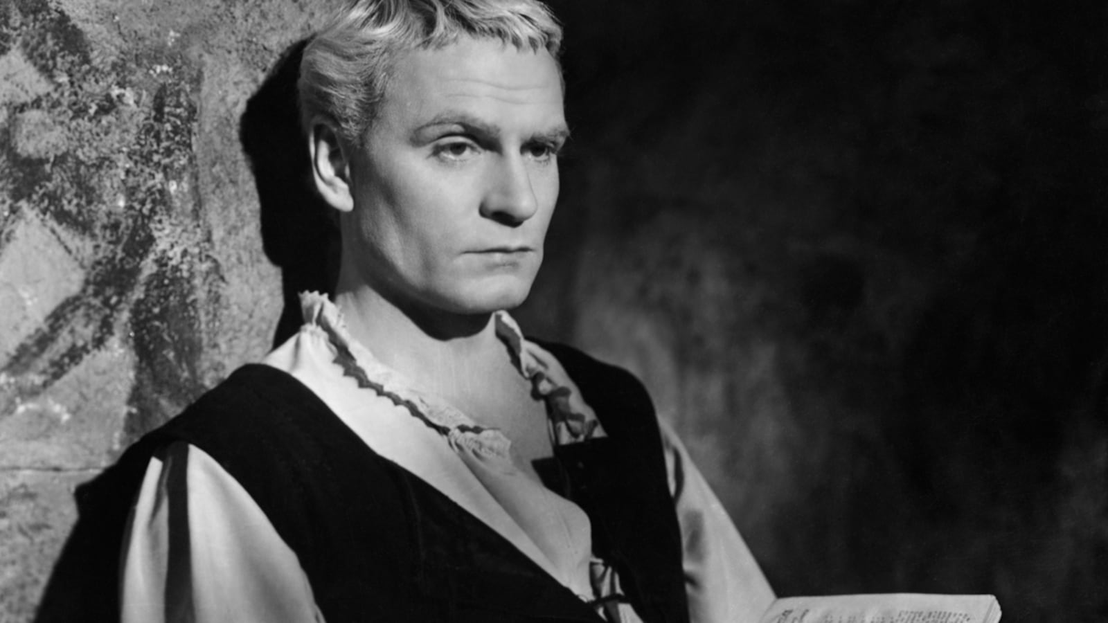 articles/2011/12/27/beware-hollywood-memoirs-they-re-dull-and-overrated/olivier-memoirs-korda-teaser_rd20tk