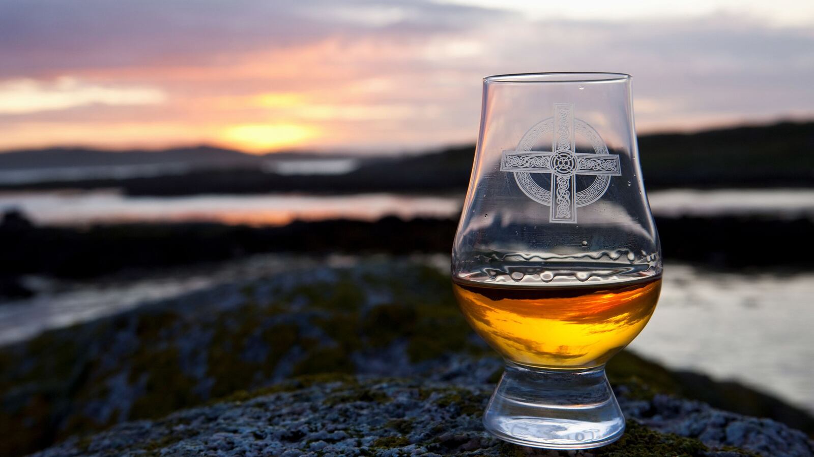 articles/2014/12/09/when-it-comes-to-great-whisky-the-size-of-your-still-matters/141211-macallen-whiskey-matters-tease_rdsmgm