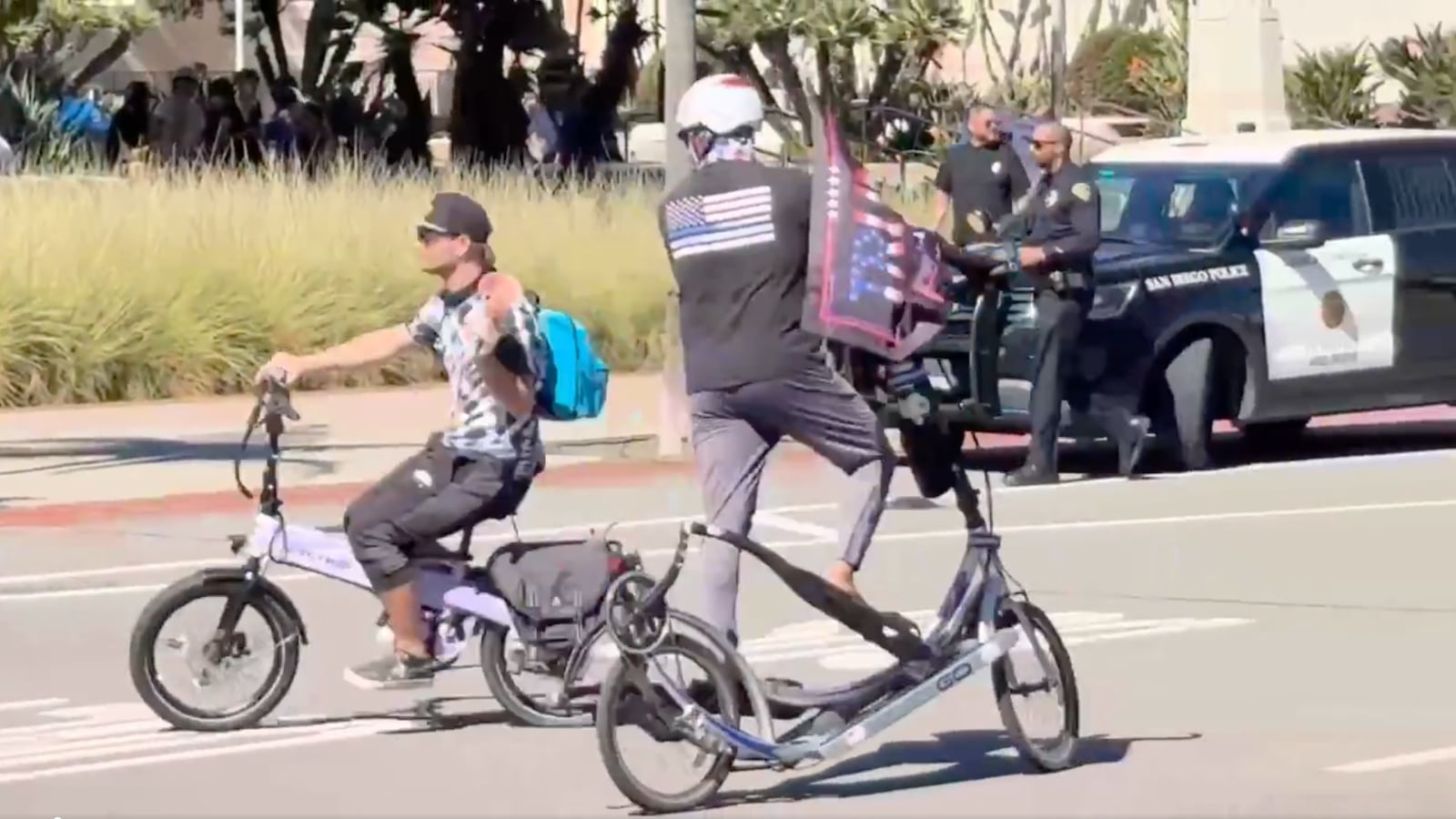 No Kings protestor trolls pro-Trump counterprotestor