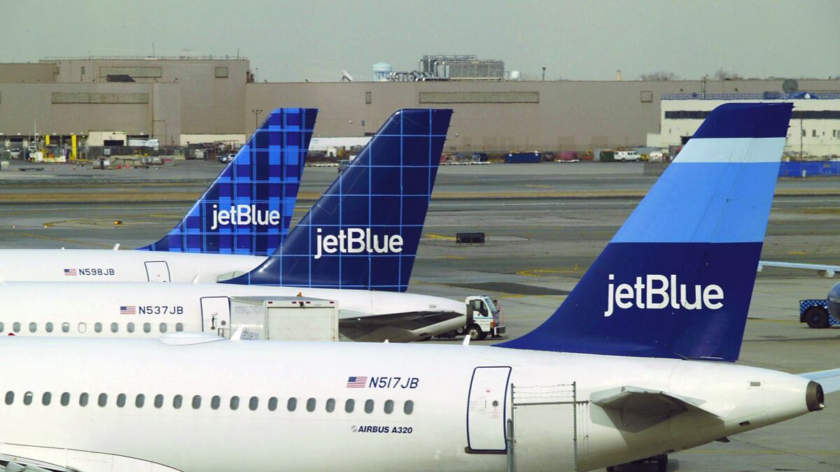 cheats/2011/07/16/cyclists-beat-jetblue-flight/bikes-v-flights-cheat_l7wmdb