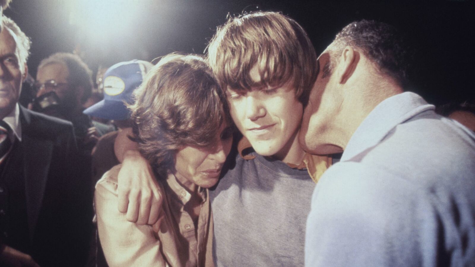 AS_2137_SOUSA_Stayner-8_Steven_moments_after_being_reunited_with_parents_1980_M_uajuwv