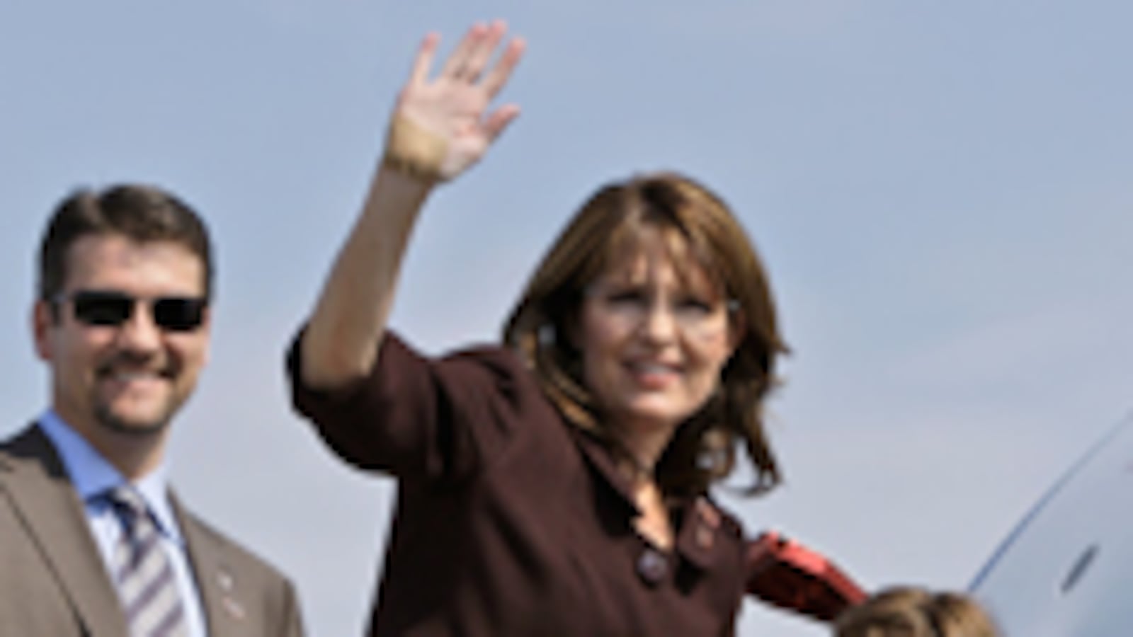 articles/2010/12/10/preparing-for-2012-campaign-sarah-palin-goes-abroad/walshe-palin_blpxjv