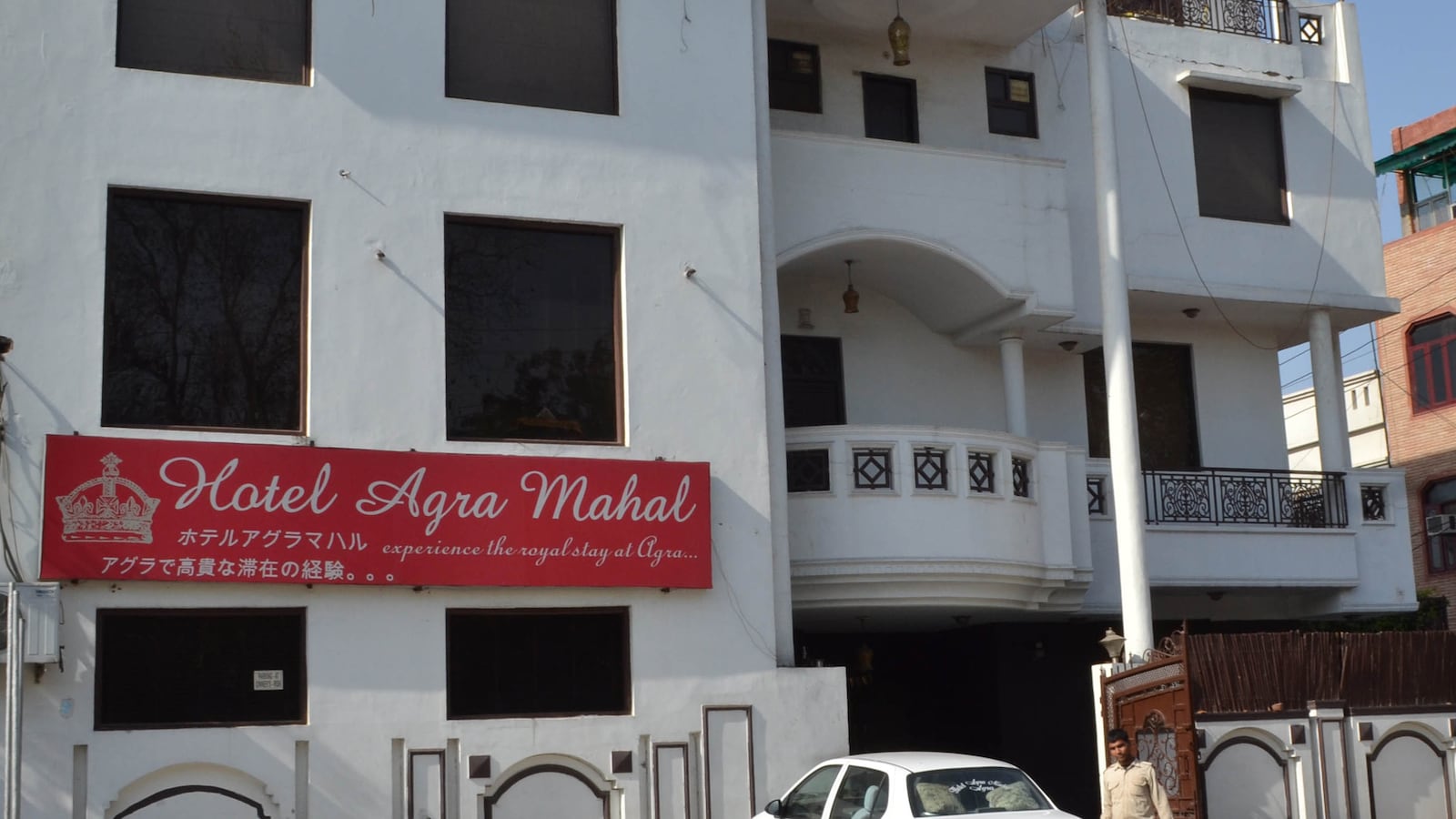 cheats/2013/03/19/tourist-in-india-jumps-off-balcony/130319-agra-hotel-jump-cheat_r2wdhu