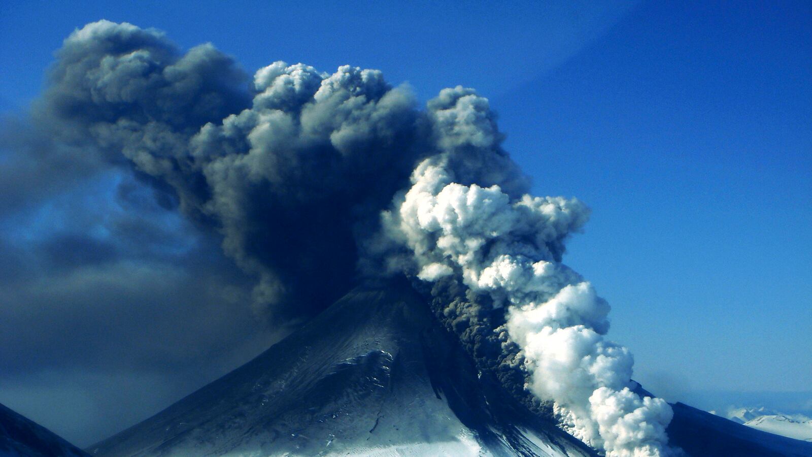 cheats/2013/06/16/two-volcanoes-erupt-in-alaska/130616-volcano-cheat_aklsky