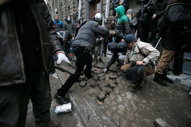 galleries/2013/12/03/ukraine-explodes-in-violence-protesters-call-for-yanukovych-to-resign-photos/131202-ukraine-protest2_wqgsbd