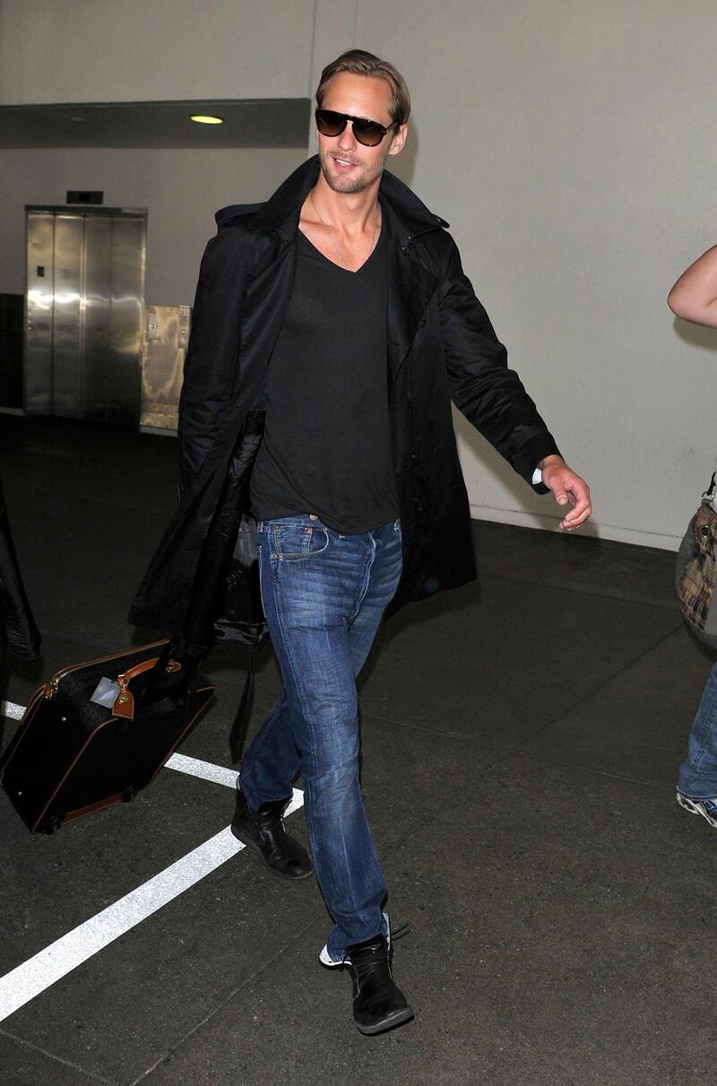 galleries/2014/04/14/in-the-trenches-100-years-of-the-burberry-coat/burberry-trench-skarsgard_ohbxjg