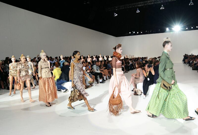 galleries/2010/02/09/fashion-week-day-2/fashion-week-preview---livestream_exsbkg