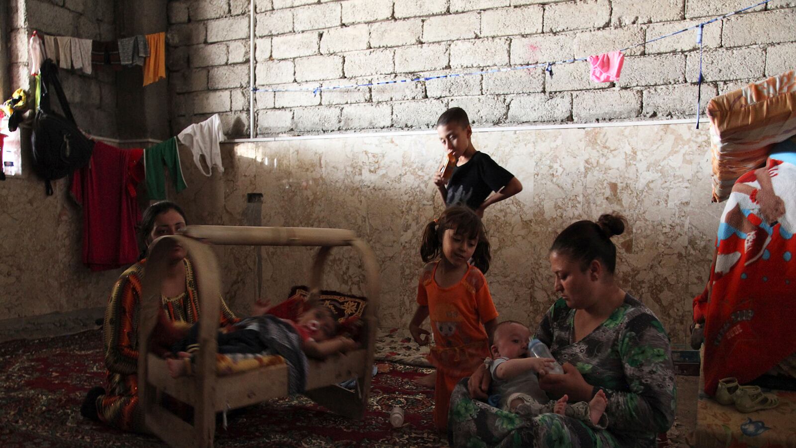 cheats/2014/08/06/iraqi-minority-dying-on-mountains/140806-yazidi-cheat_vs5vrp