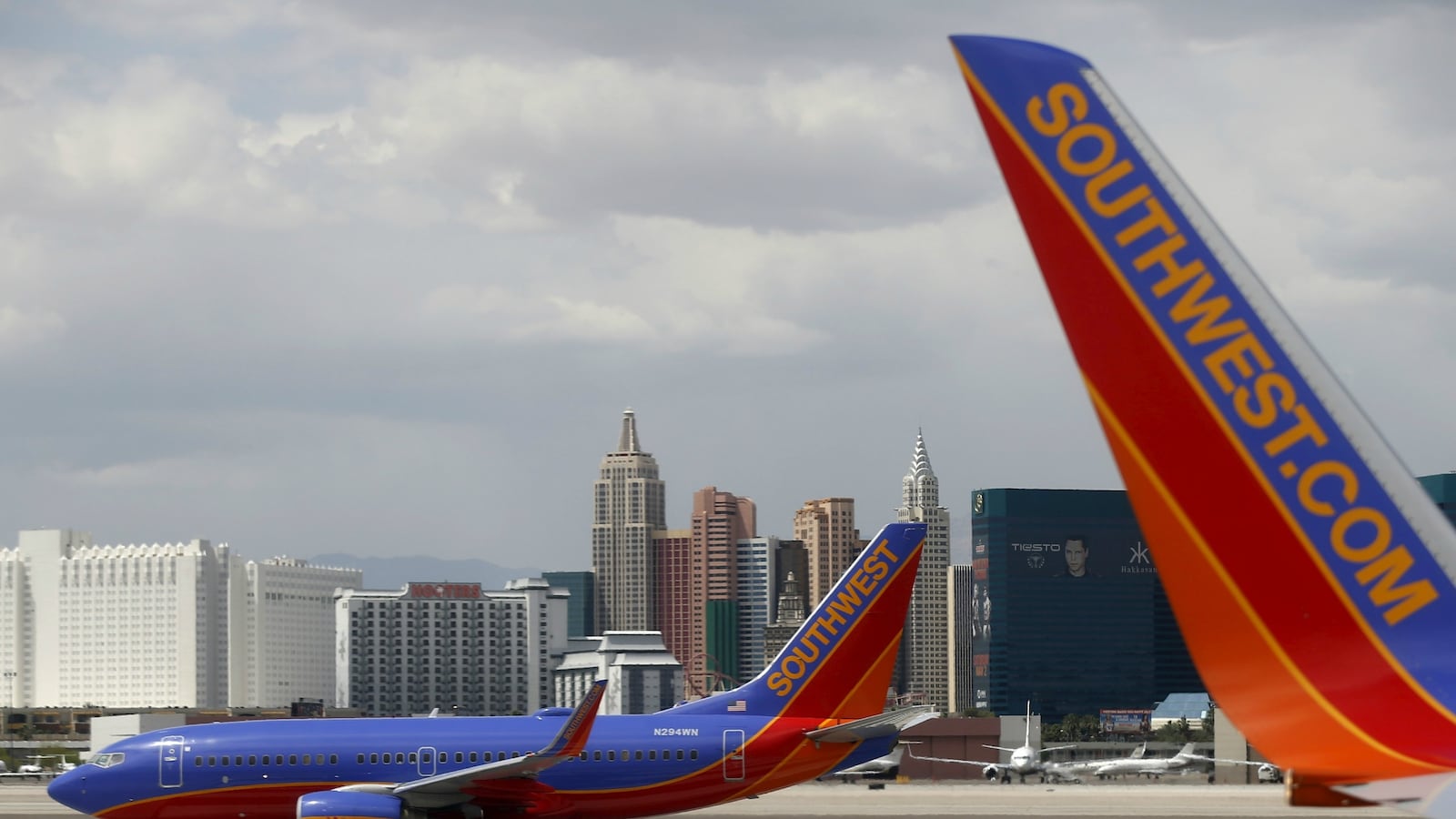 cheats/2016/08/28/southwest-plane-engine-fails-mid-flight/160828-southwest-engine-fail-cheat_zh5ufg