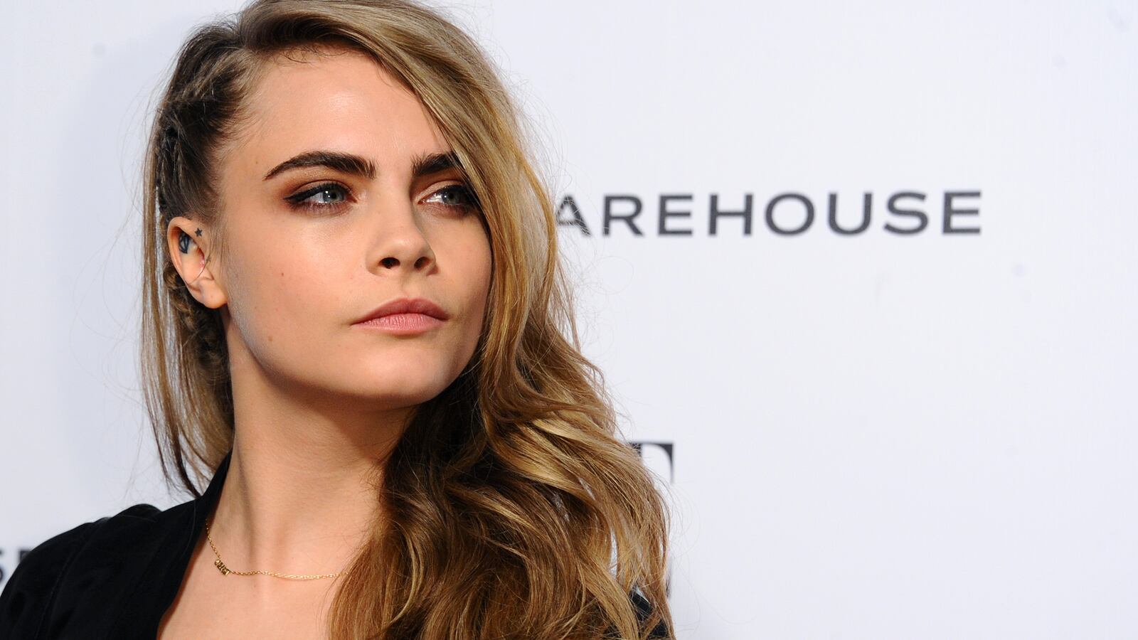 articles/2014/03/25/cara-delevingne-advocates-release-of-detained-schoolgirl-kristen-stewart-gets-rustic-for-chanel/140305-fashion-sheet-cheat-tease_b6clhg