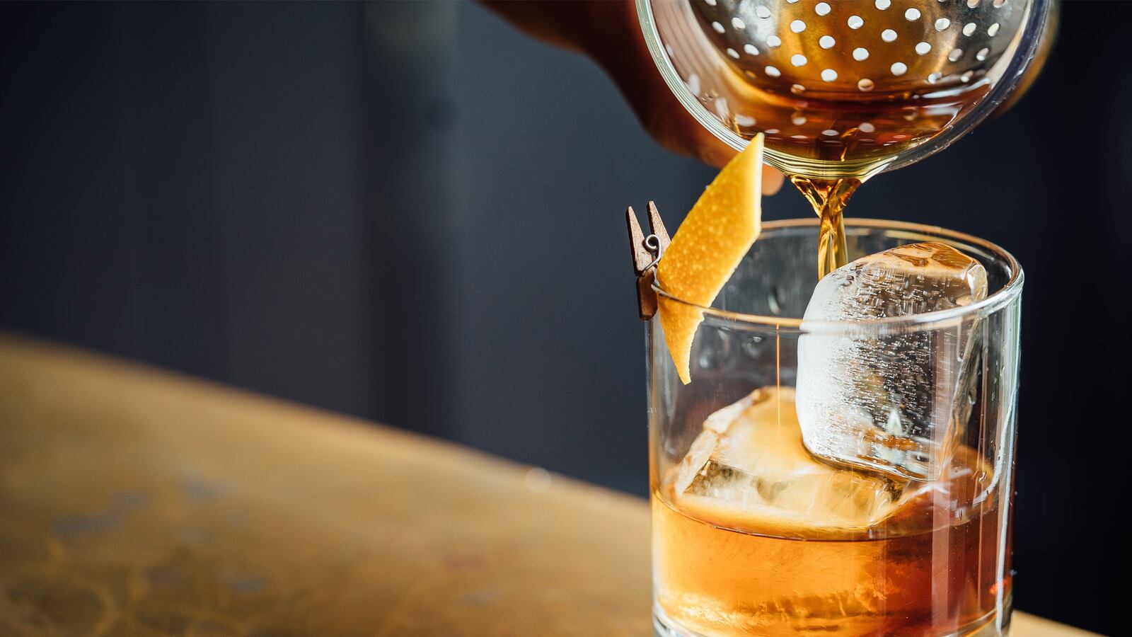 articles/2016/11/23/rye-whiskey-s-dramatic-comeback-story/161121-Adame-Jaime-tease_digspz