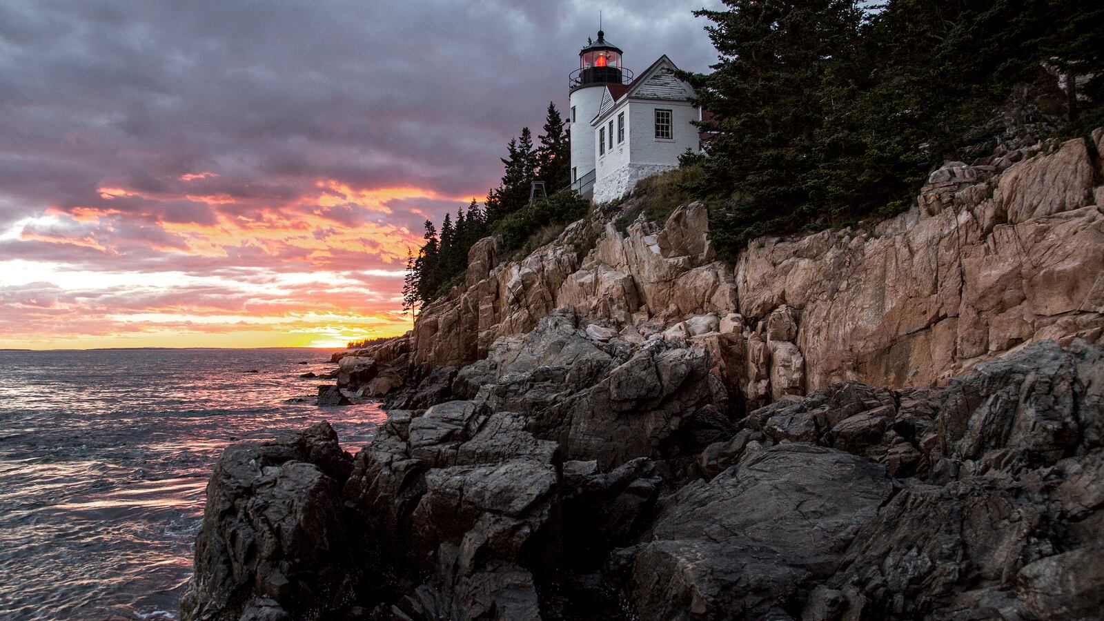 Bass_Harbor_Lighthouse_b_a8lr34