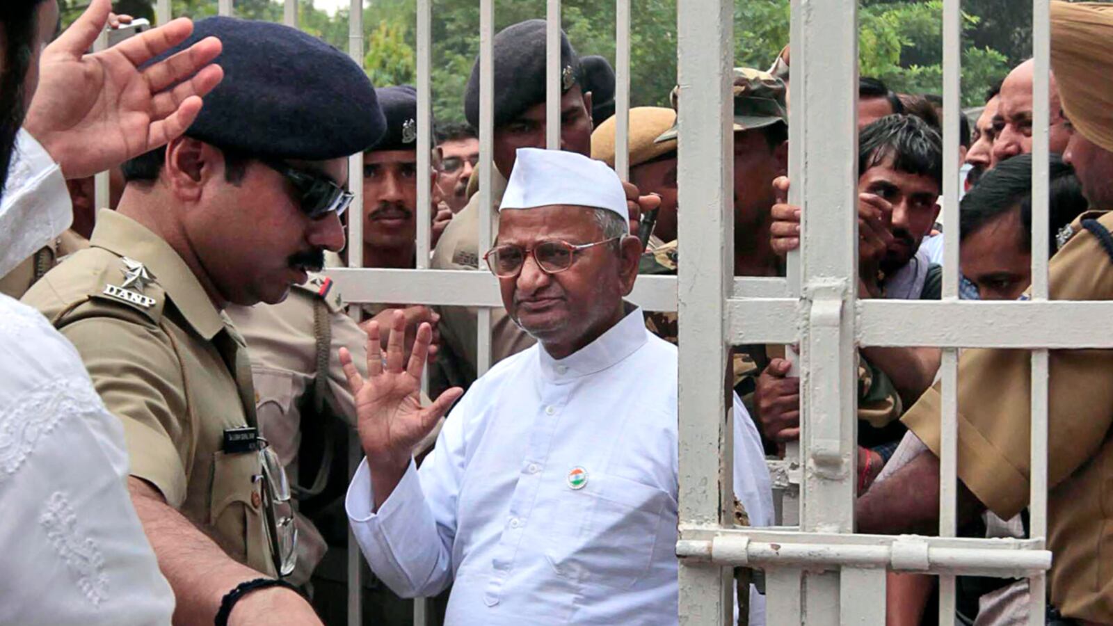 cheats/2011/08/19/indian-activist-leaves-jail/anna-hazare-released-from-prison-cheat_fe5ypm