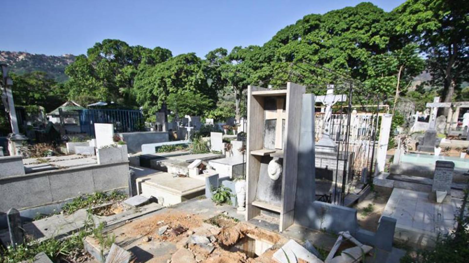 articles/2016/06/16/a-new-low-thieves-steal-the-bones-of-venezuela-s-best-loved-novelist/160616-dickey-bone-theives-tease_l5bxzu