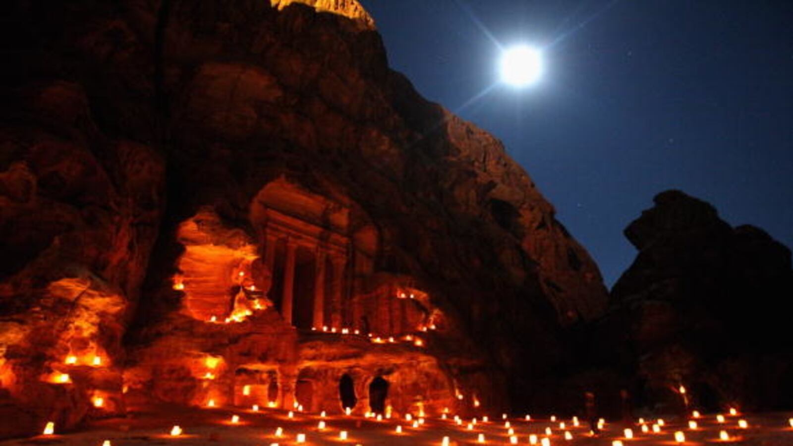 articles/2013/01/03/petra-by-night/petra-by-night-image_rcwmmz