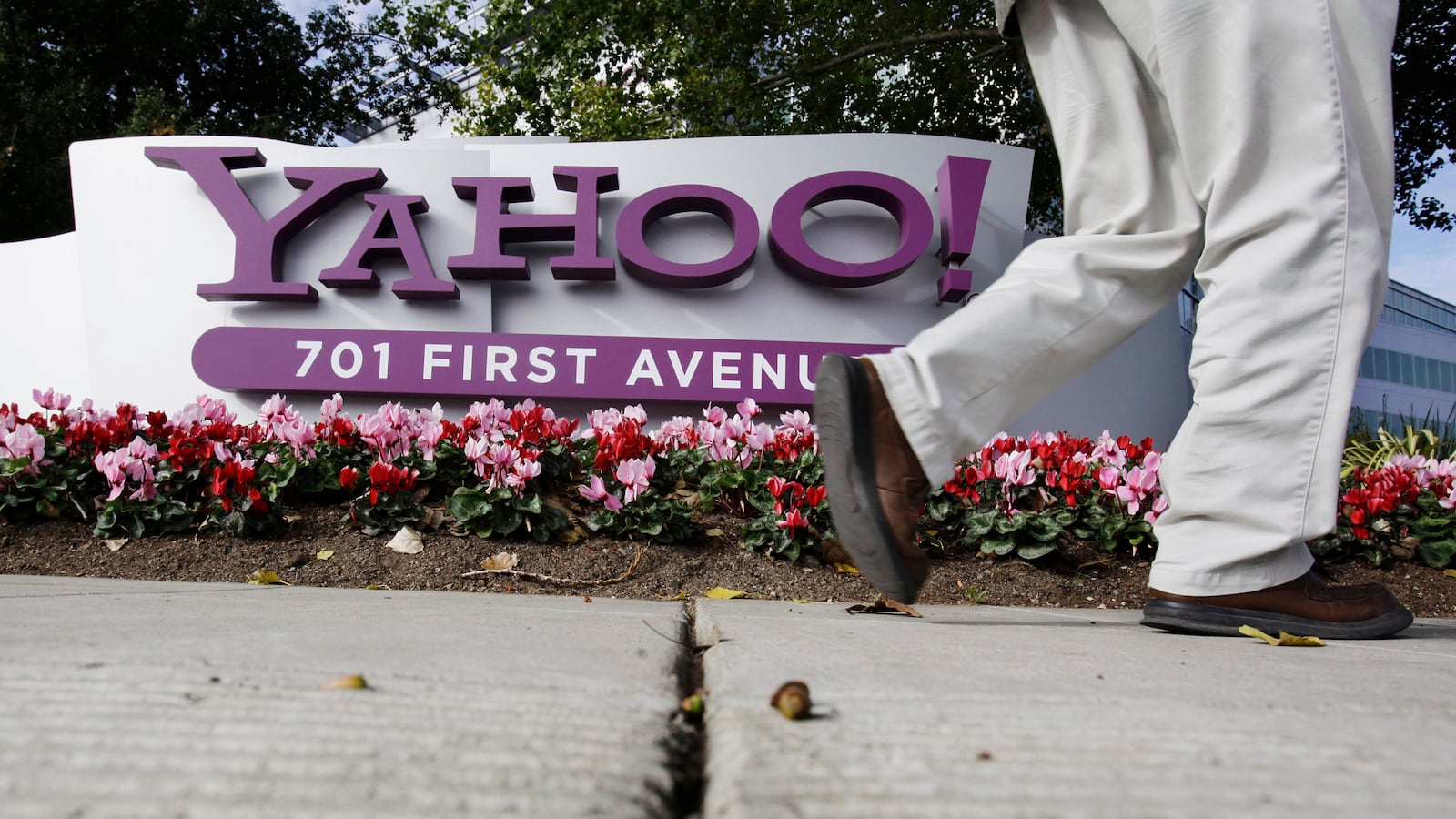 articles/2013/03/04/yahoo-s-work-from-home-ban-is-a-bigger-blow-to-men/130304-yahoo-men-galinsky-tease_r1mmw7