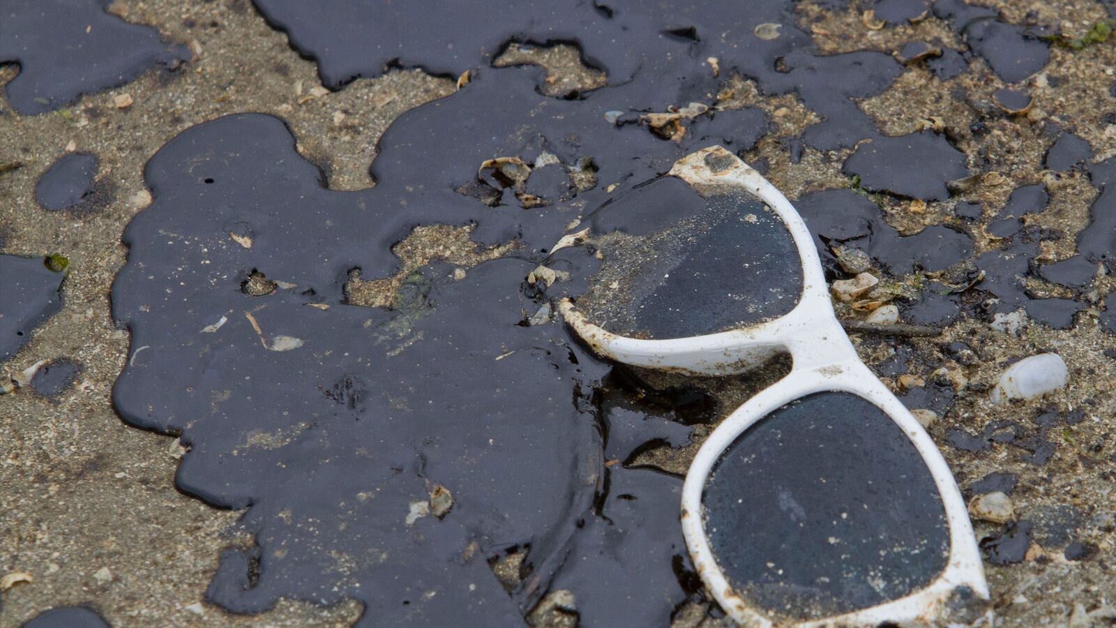 cheats/2014/05/15/la-knee-deep-in-crude-oil/140715-oil-spill-cheat_wb9svj