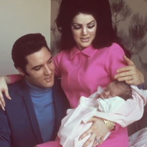 MEMPHIS, TN - FEBRUARY 5: Rock and roll singer Elvis Presley with his wife Priscilla Beaulieu Presley and their 4 day old daughter Lisa Marie Presley on February 5, 1968 in Memphis, Tennessee. (Photo by Michael Ochs Archives/Getty Images)