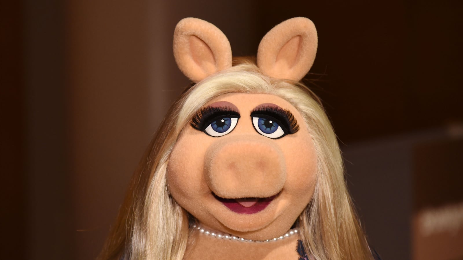 articles/2015/06/05/gloria-steinem-and-miss-piggy-a-feminist-love-affair/150605-crocker-miss-piggy-tease_qye7b7