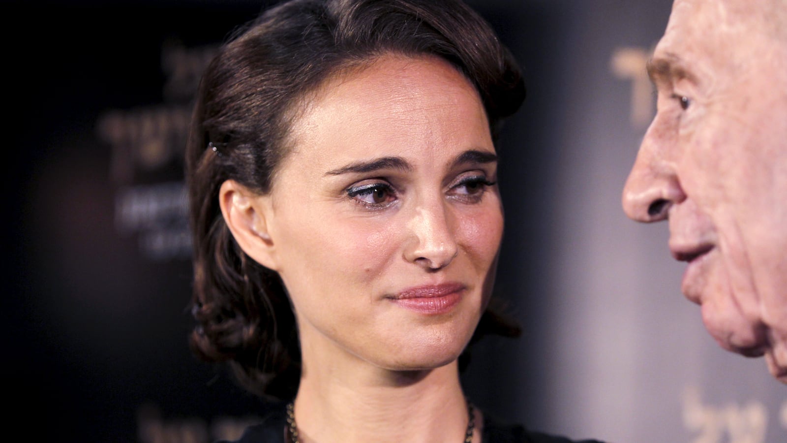 Director and actress Natalie Portman (L) looks at former Israeli President Shimon Peres during a photocall for her film \"A Tale of Love and Darkness\" in Jerusalem, September 3, 2015.