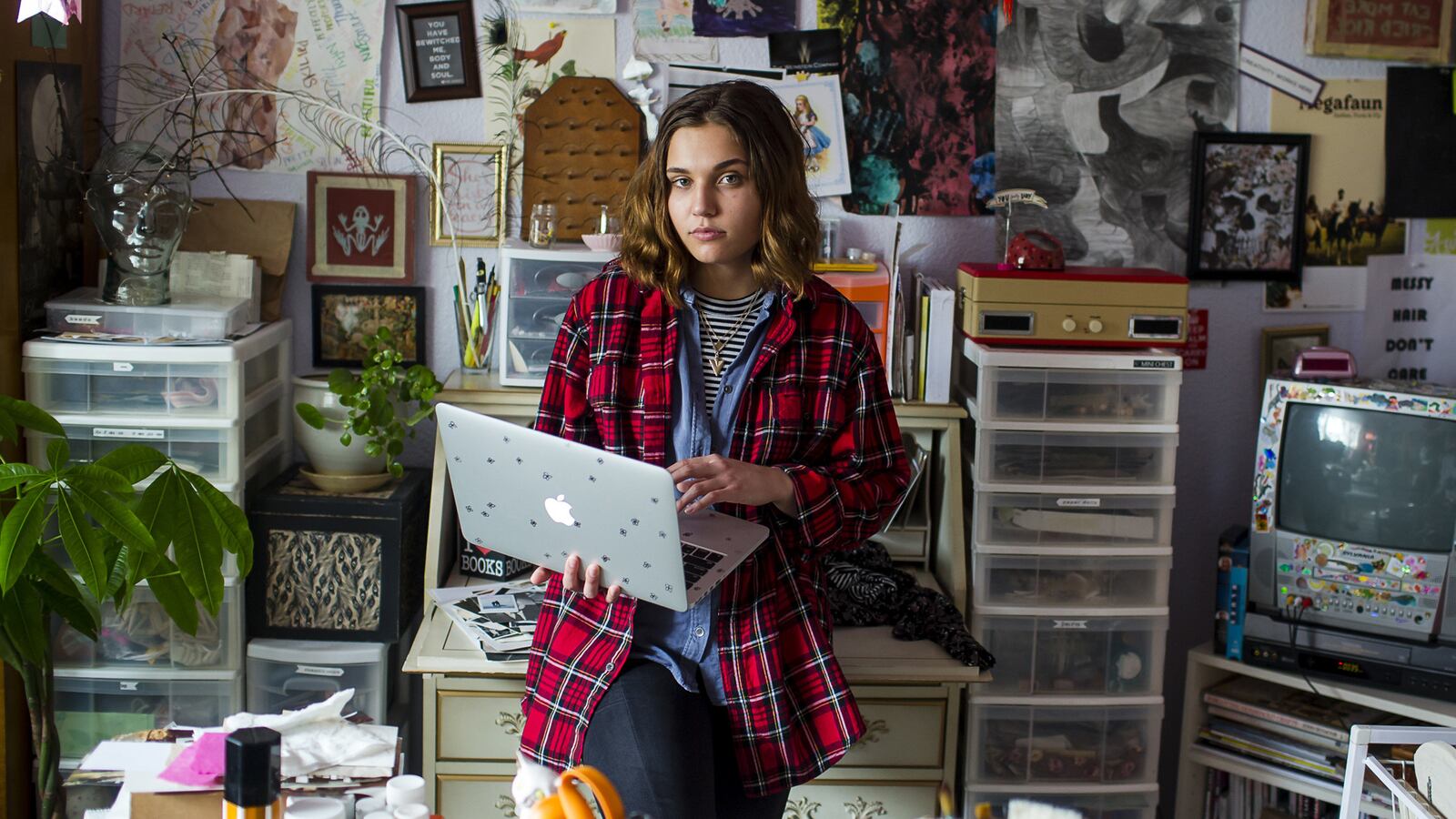 articles/2015/04/02/the-teen-stephen-king-of-youtube/150401-schwader-paige-mckenzie-tease_fgjbyy