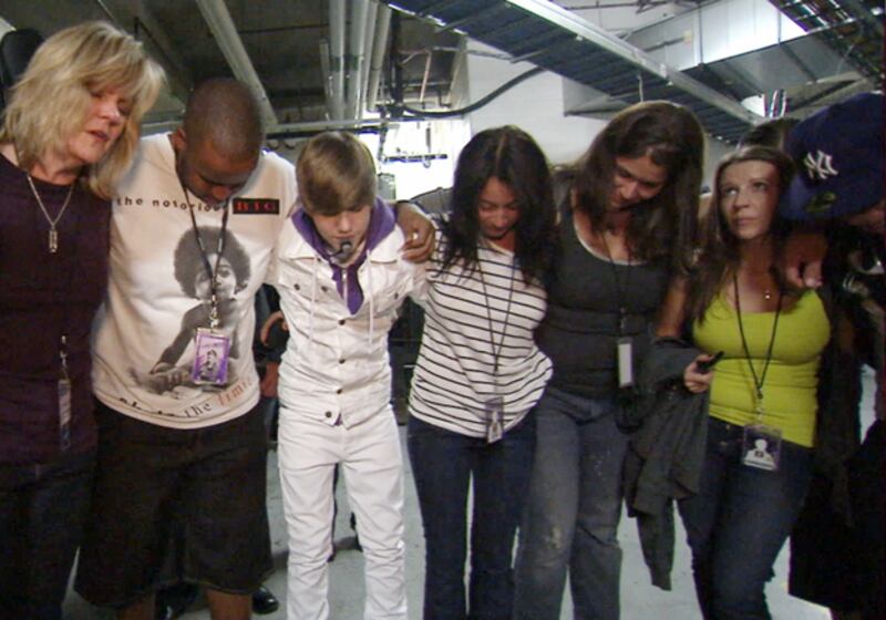 galleries/2011/02/10/justin-bieber-movie/bieber-movie---prayer_gbdd87