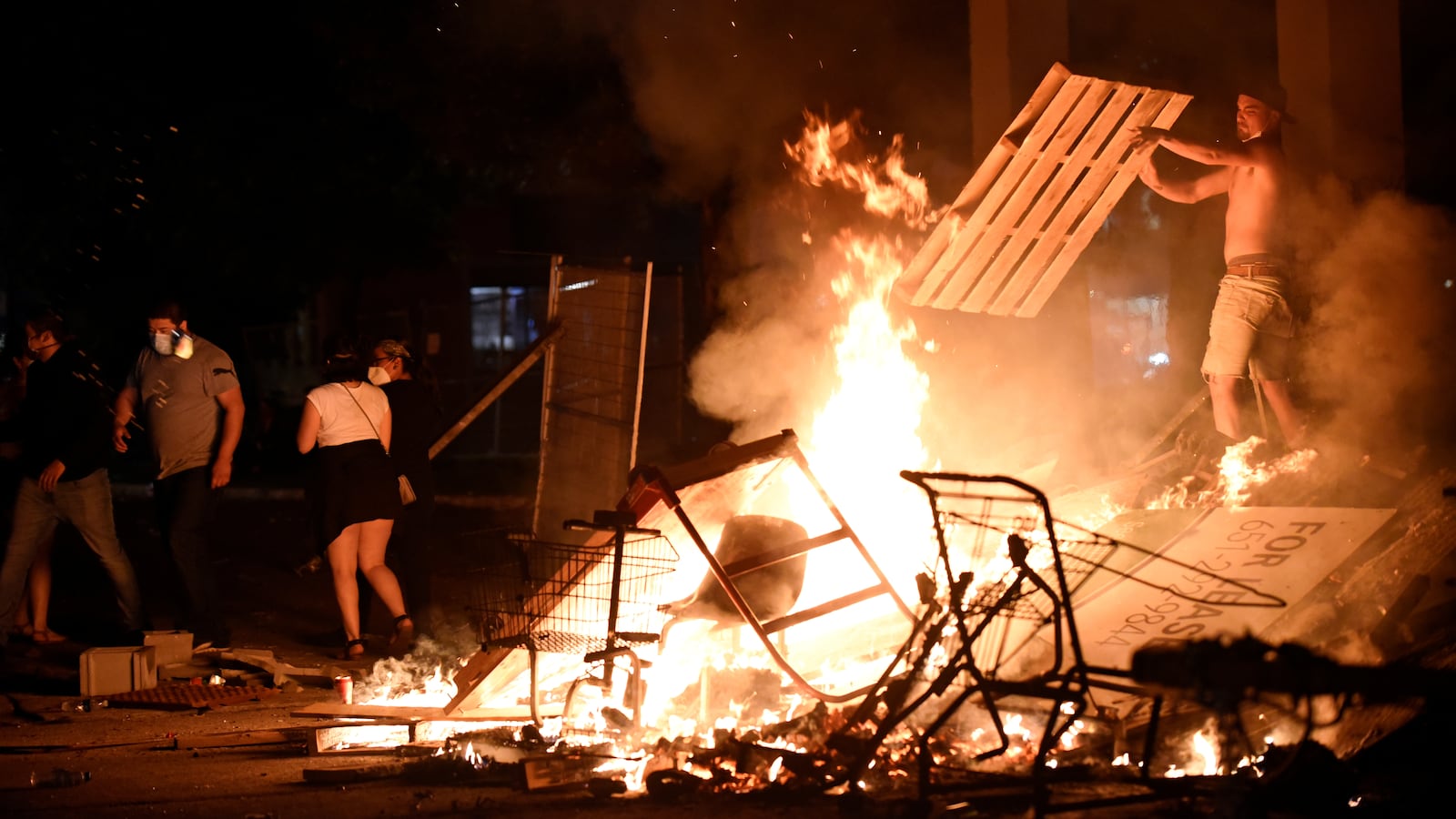 2020-05-28T000000Z_1686813390_RC2NXG9DAM3A_RTRMADP_3_MINNEAPOLIS-POLICE_vbiykr