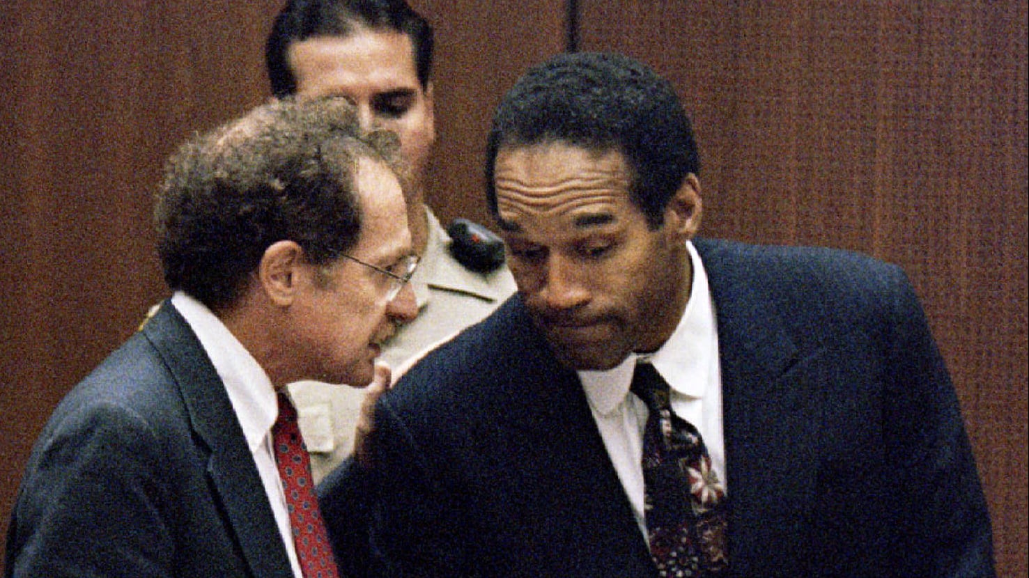 Alan Dershowitz confers with defendant OJ Simpson