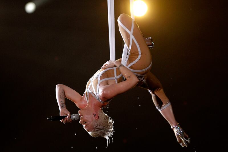 articles/2013/02/07/grammy-awards-enforce-strict-dress-code-jennifer-lawrence-s-abercrombie-tales/130207-grammy-cheat_l1bui8