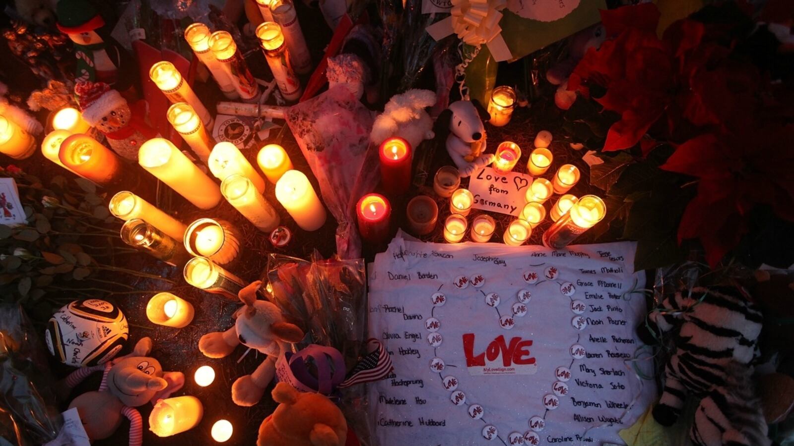 galleries/2012/12/19/newtown-s-fallen-photos-and-bios-of-the-shooting-victims-photos/newtown-support-cs_kviahv