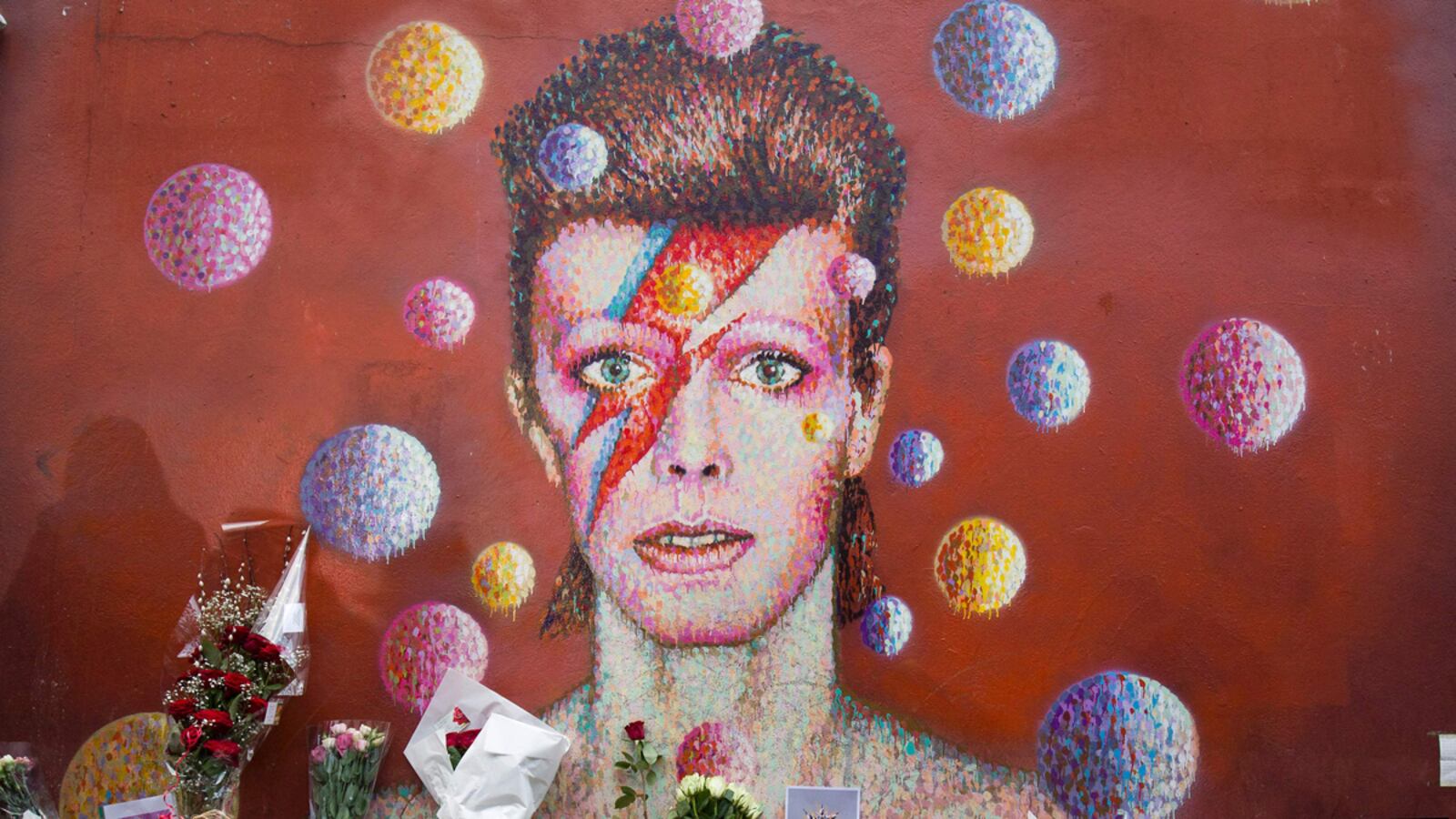 cheats/2016/01/14/bowie-cremated-without-family-present/160114-bowie-cheat_him33s