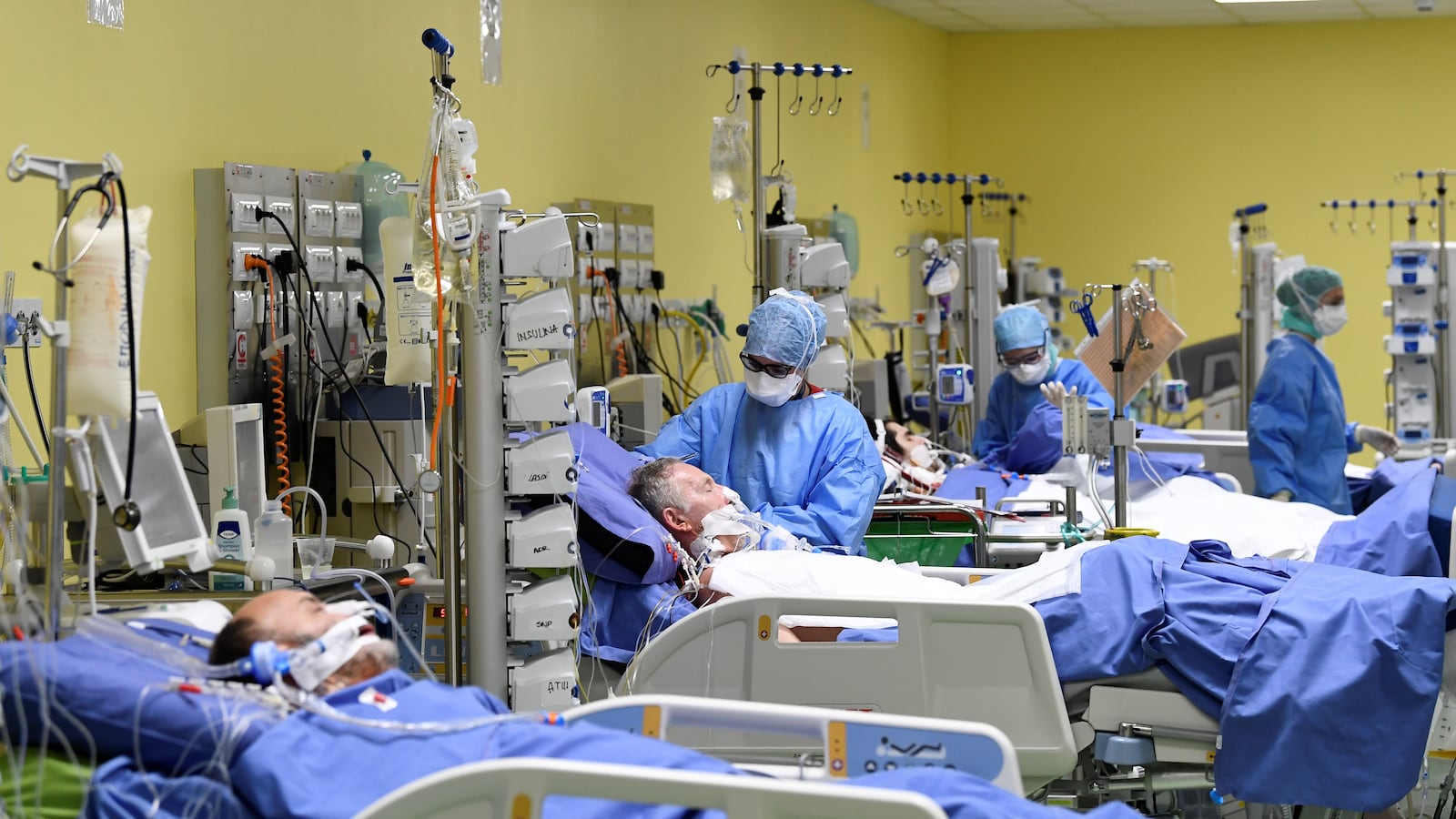 2020-03-27T133315Z_1410870718_RC2DSF9HFV8L_RTRMADP_3_HEALTH-CORONAVIRUS-ITALY-HOSPITAL_nbpbdq