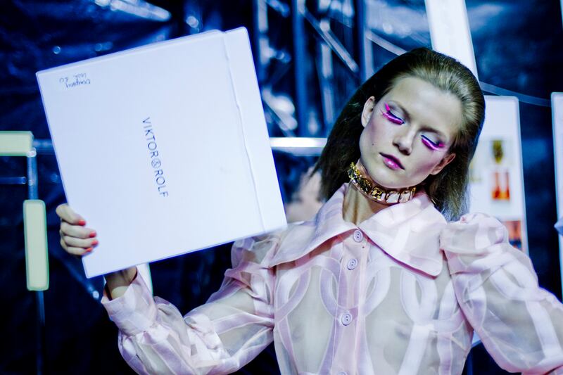 galleries/2011/10/03/viktor-rolf-backstage-photos/viktor-rolf-fashion-16_g5ljaz