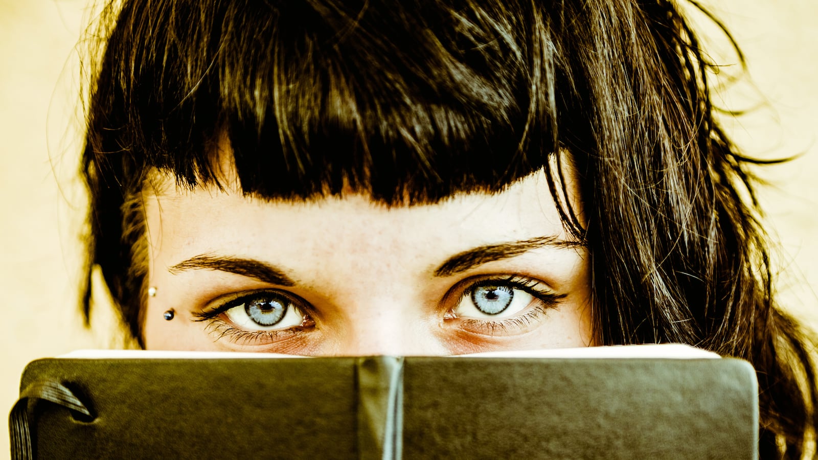 articles/2014/11/08/the-thrilling-traumatic-lives-of-teens-the-fall-s-best-ya-fiction/141107-ryan-ya-tease_iugvmu