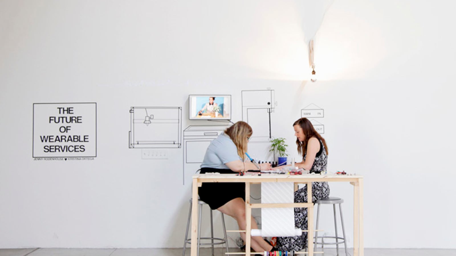 articles/2014/06/04/nail-polish-is-the-next-wearable-tech/140530-tech-nails-lopatto-tease_ynxyw3