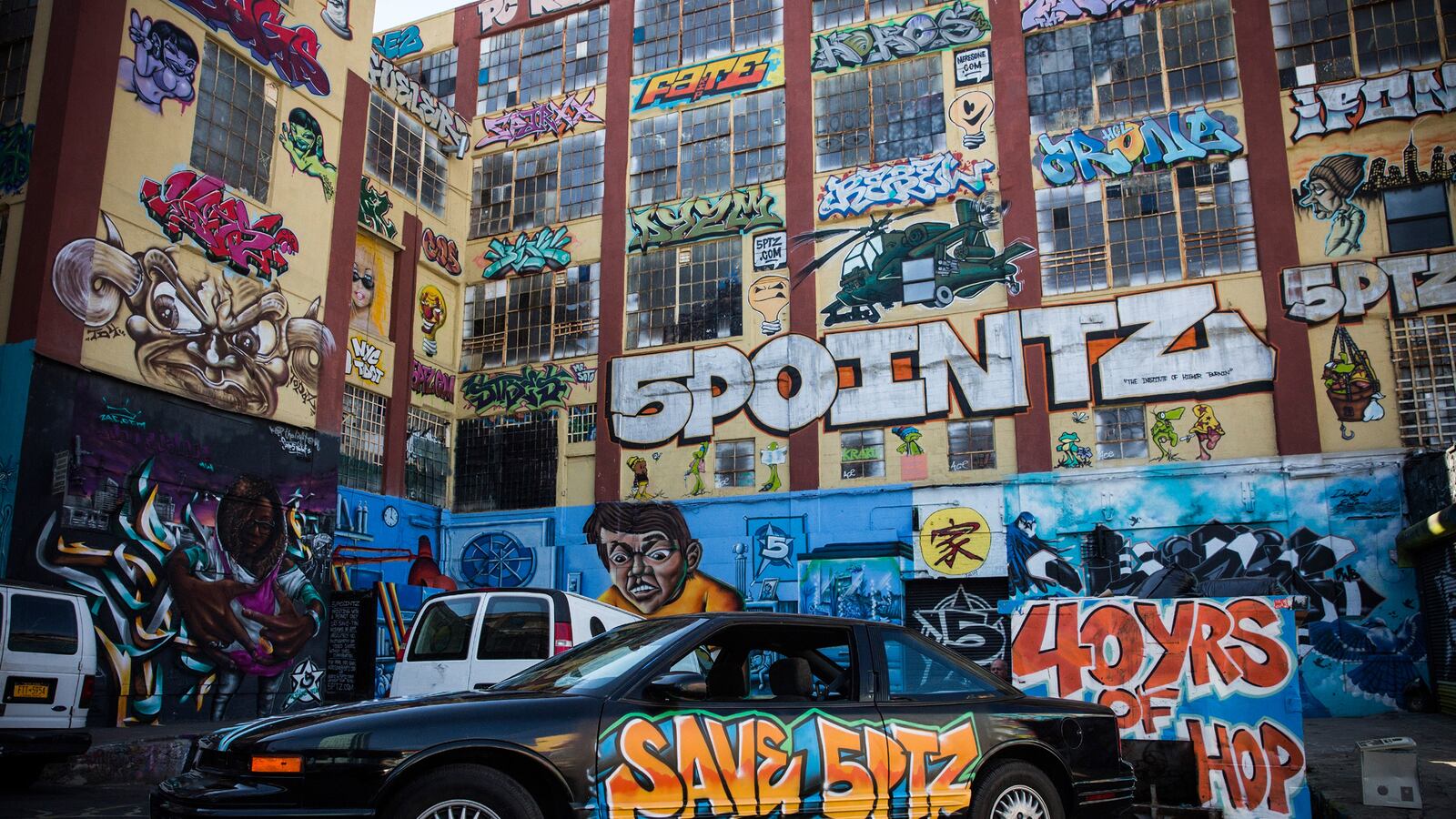 articles/2013/11/19/new-york-loses-graffiti-landmark/131119-5-pointz-erased_r2ys9g