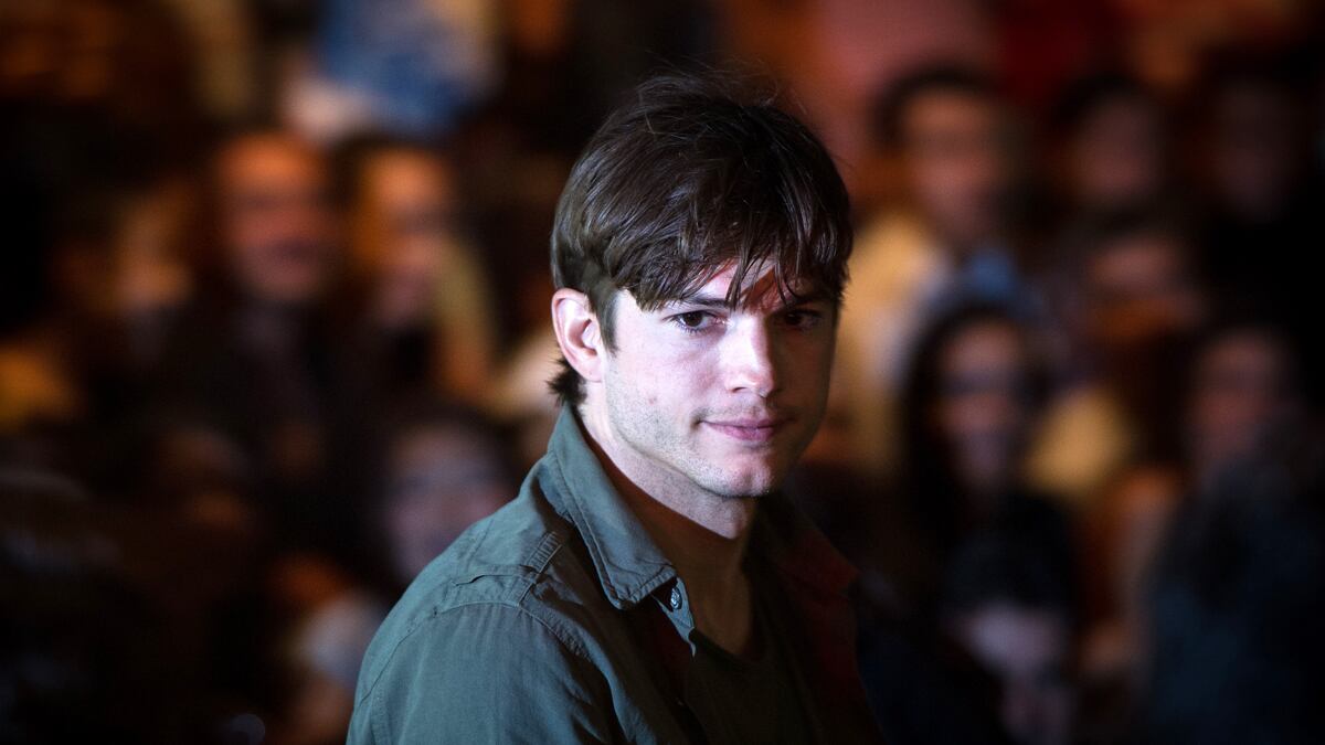 cheats/2013/02/07/12-year-old-charged-in-kutcher-prank/twitter-oversharing-ashton-kutcher_jjuwc9