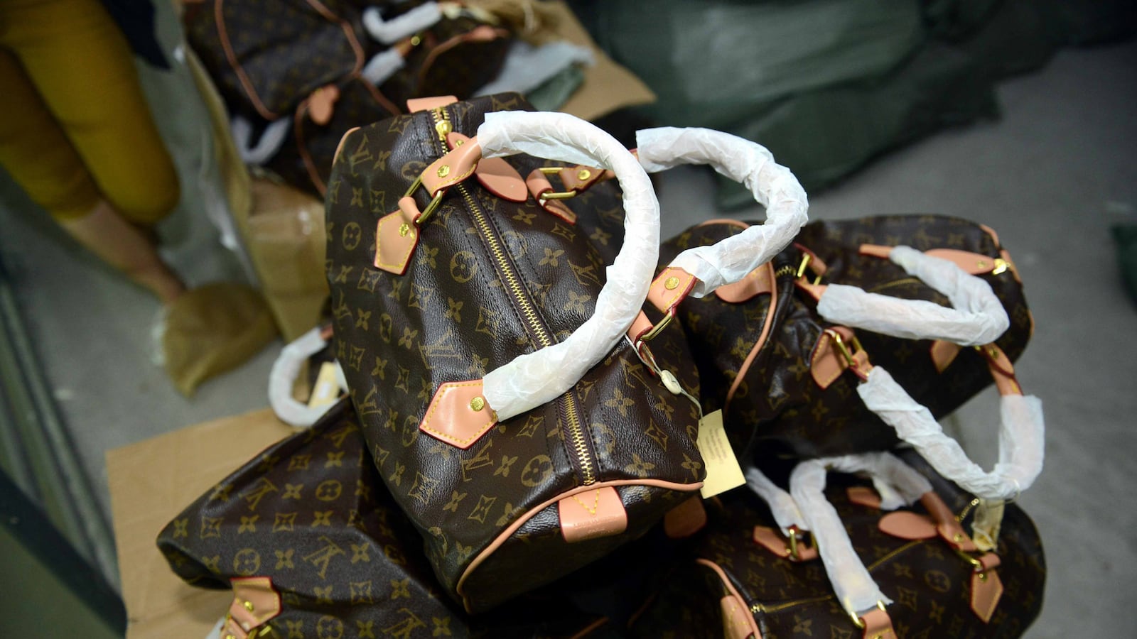 articles/2014/06/25/museum-of-fakes-for-a-city-of-fakes/140620-oconnor-counterfeit-tease_ulfpyi