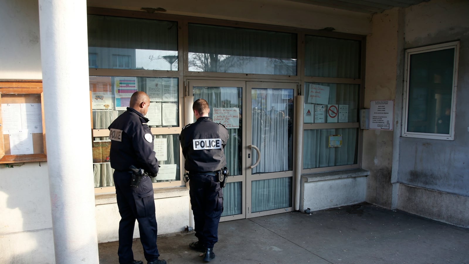 cheats/2015/12/14/french-teacher-made-up-isis-attack/151214-paris-stabbing-cheat_dgijvw