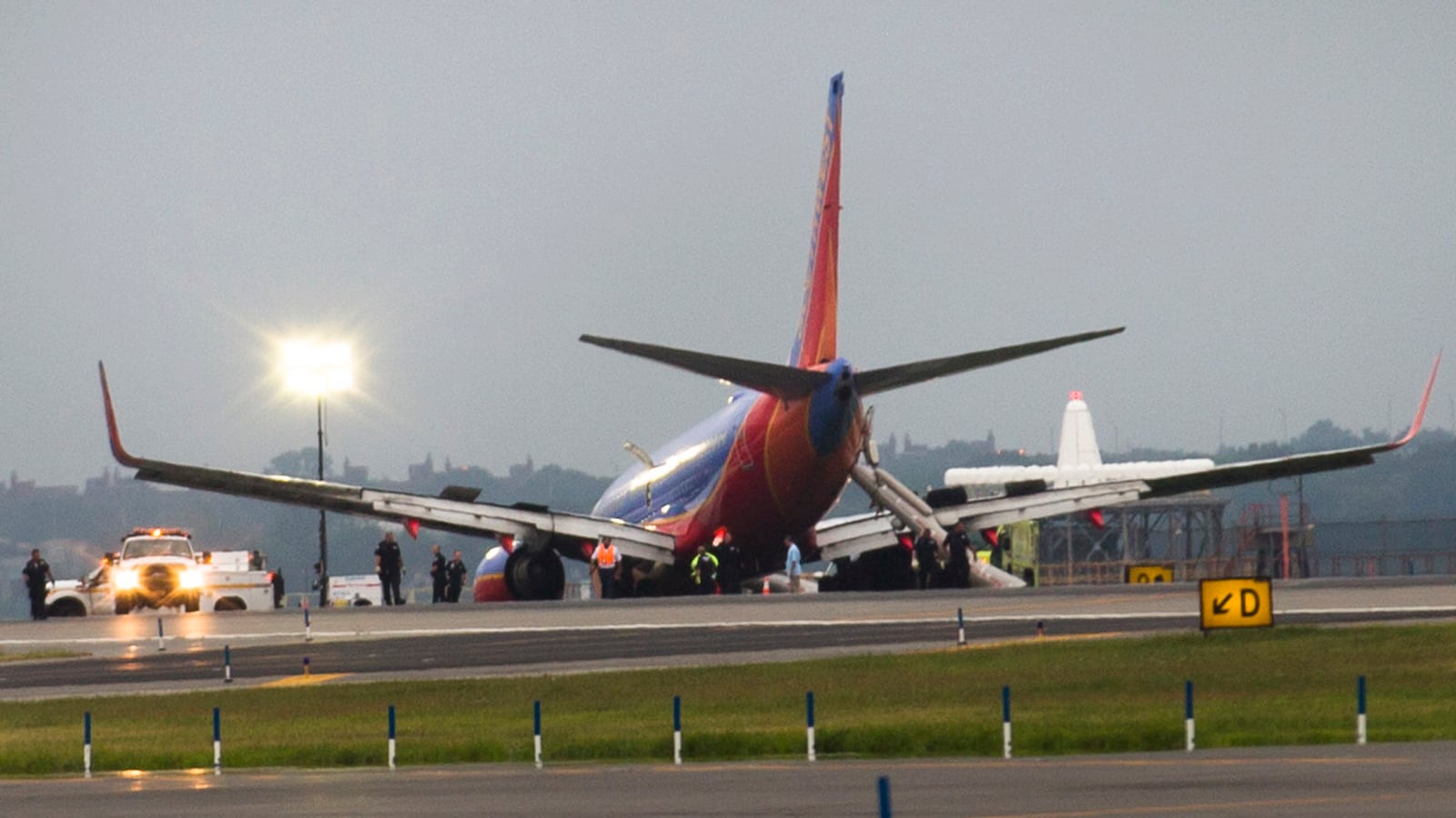 cheats/2013/07/23/jet-s-nose-gear-fails-at-lga/130722-southwest-crash-cheat_ke299w