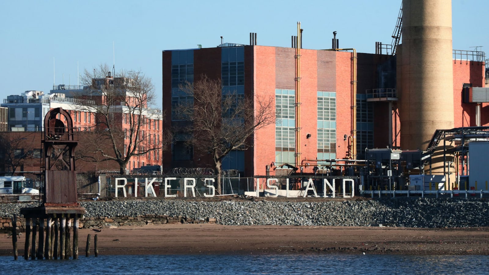 211223-rikers-omicron-hero_p3xh7k