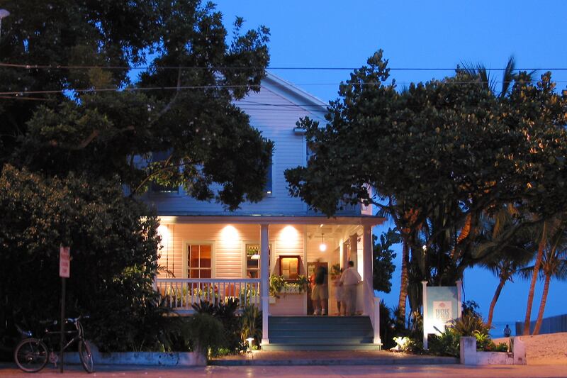 articles/2014/07/13/a-magical-meal-at-louie-s-backyard-in-the-conch-republic/140701-mjstern-roadfood-louies-embed2_ipw1bu