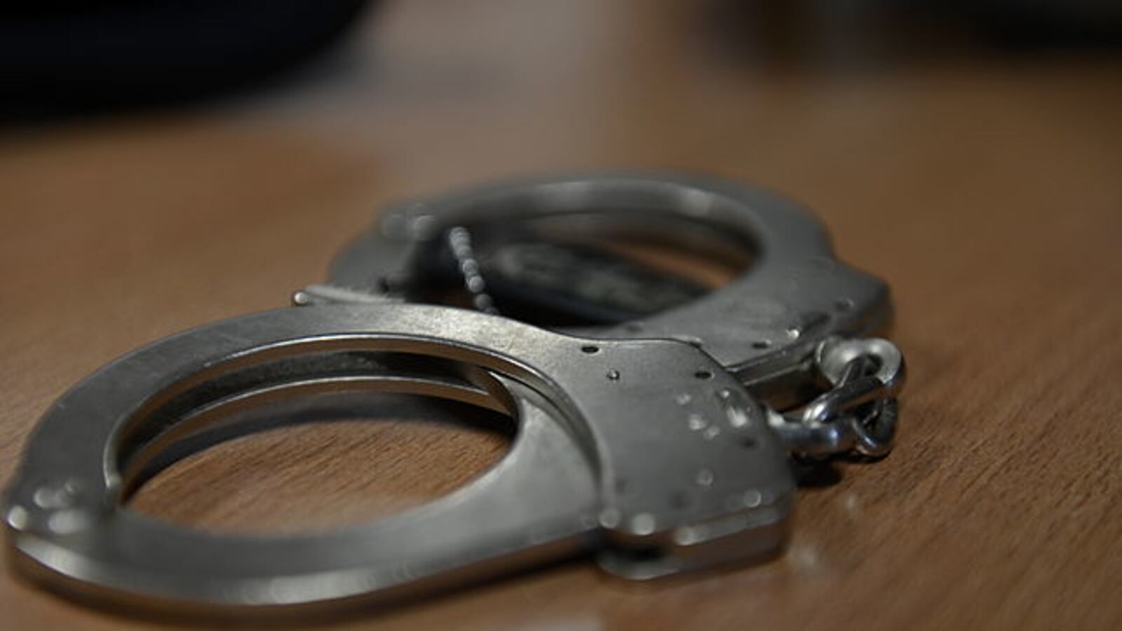 640px-Handcuffs_on_table_pckq52