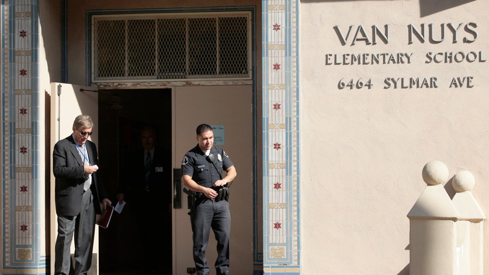 articles/2013/04/02/do-cops-with-guns-mean-safer-schools/130401-Shapiro-Guards-Schools-tease_gke54t